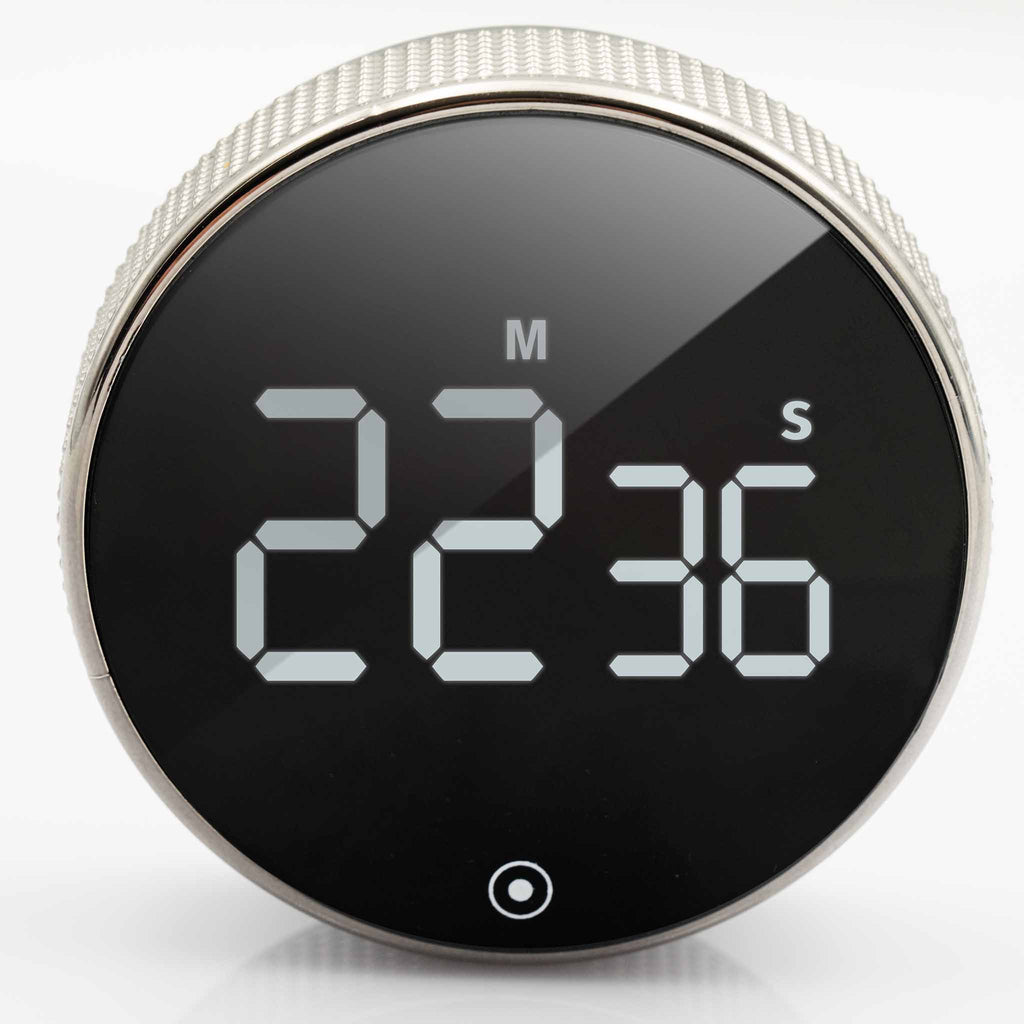 Nærbillede af New Nordic Time fokusur med digitalt display, der fremhæver det elegante design og tydelige tidsvisning på en sort skærm med tekstureret ramme.