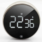 Nærbillede af New Nordic Time fokusur med digitalt display, der fremhæver det elegante design og tydelige tidsvisning på en sort skærm med tekstureret ramme.