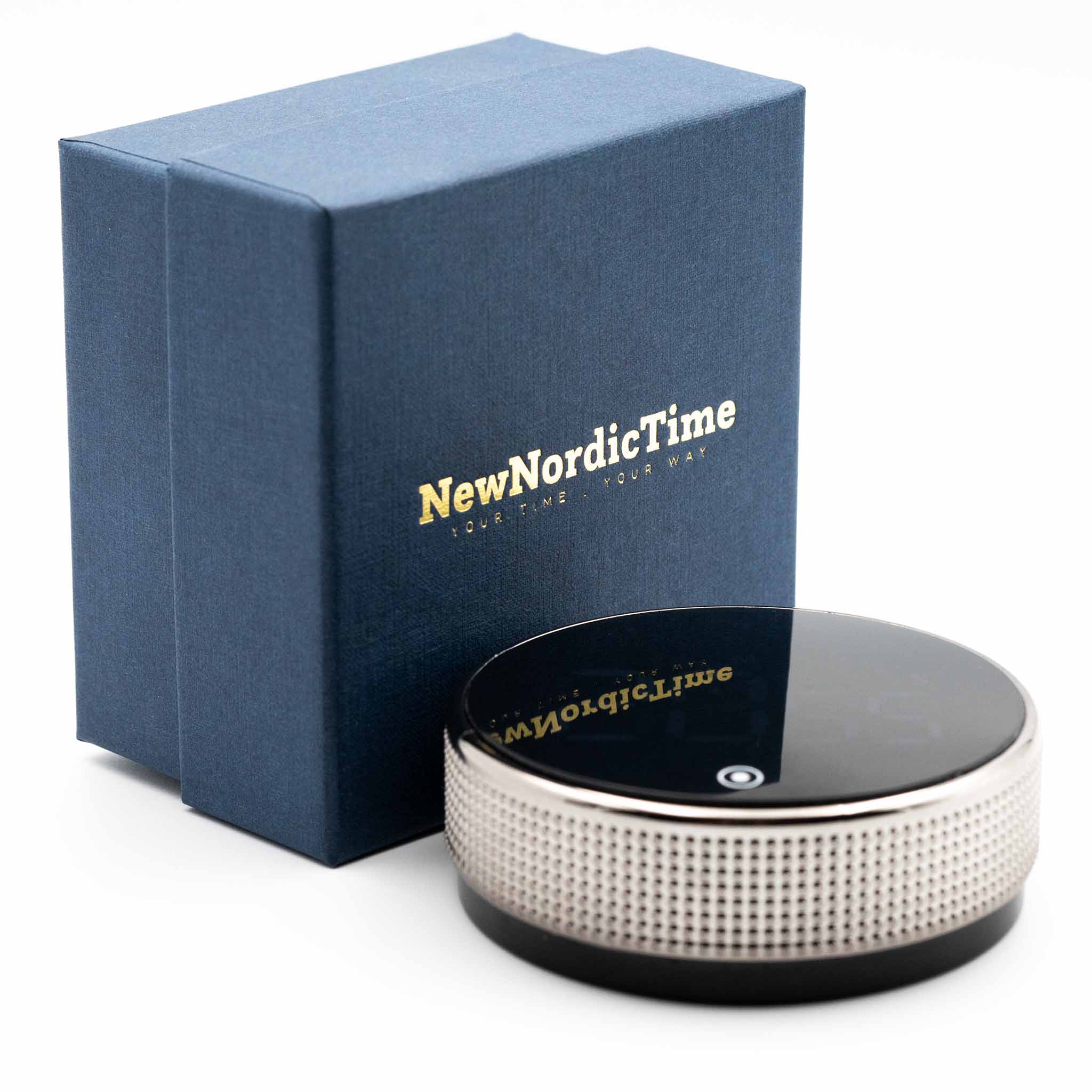 New Nordic Time fokusur præsenteret med tilhørende opbevaringsboks, der fremhæver det elegante design og den eksklusive indpakning.